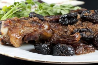 Рецепт мяса с черносливом в мультиварке - вкусный праздничный рецепт