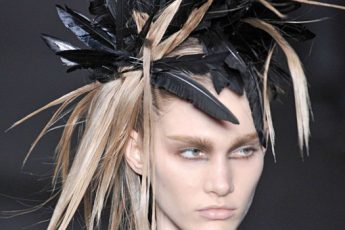 Украшения для волос с перьями: модно и стильно
