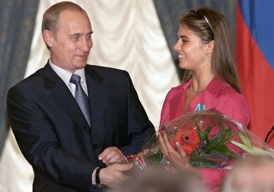 Путин вручает награду Кабаевой