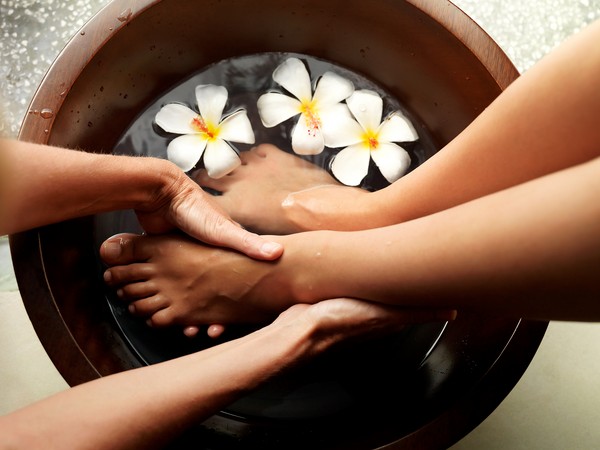 Вечерняя ванночка для ног с ароматом натуральных эфирных масел