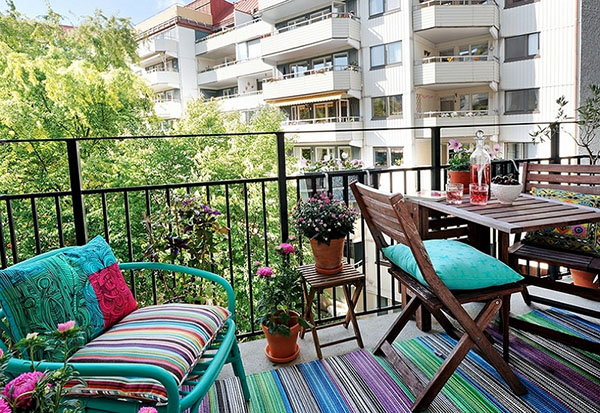 Лето в городе: как оформить балкон для отдыха