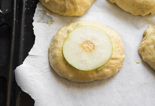 Рецепт ароматных яблочных булочек со специями