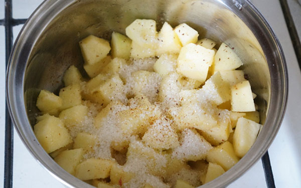 Рецепт изысканной яблочной шарлотки с печеньем Савоярди