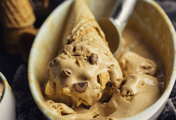 Рецепт восхитительного домашнего мороженого с карамелью