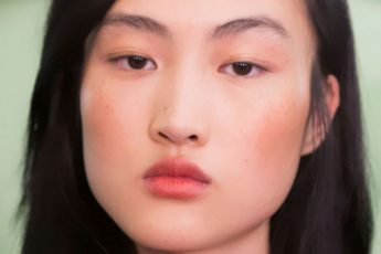 Свежий летний макияж от J.W. Anderson за 10 минут: подробный мастер-класс
