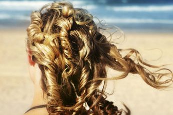 ТОП-3 спреев для волос, которые стоит взять в отпуск
