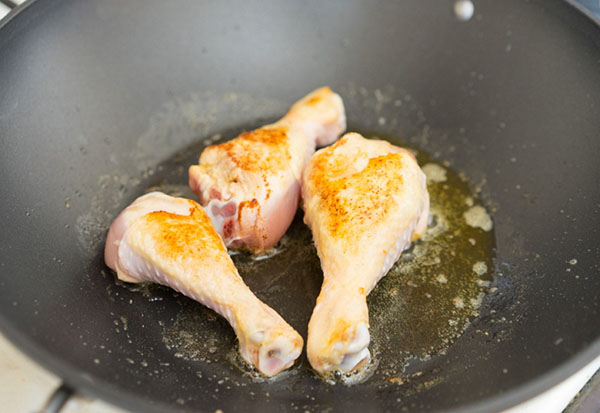 Простой рецепт: курица с грибами в горчично-сливочном соусе