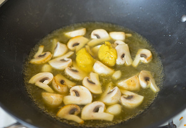 Простой рецепт: курица с грибами в горчично-сливочном соусе