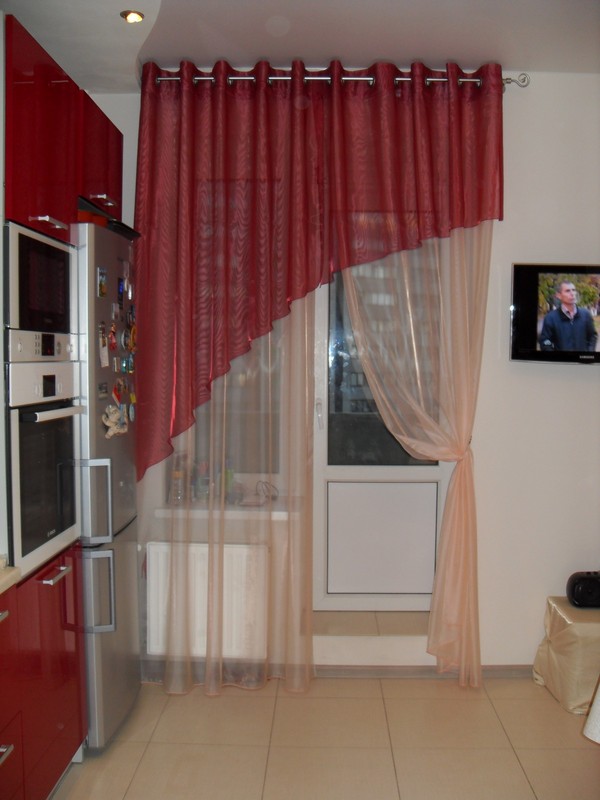 Современные шторы на кухню с фото
