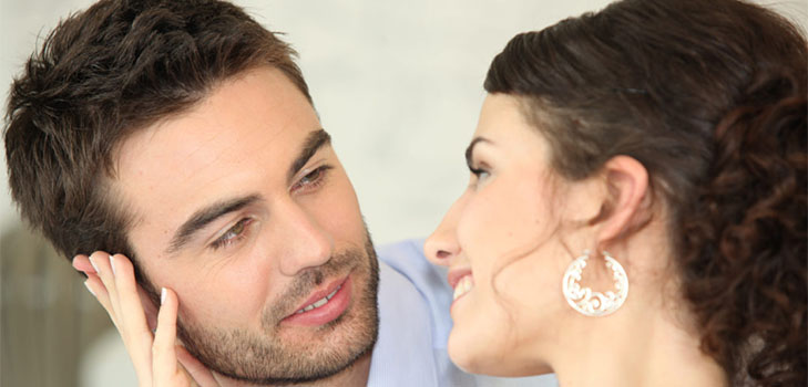 8 признаков того, что мужчина влюблен, но скрывает свои чувства