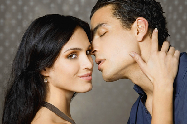 8 признаков того, что мужчина влюблен, но скрывает свои чувства