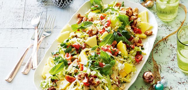 Салат с ананасами слоями , куриной грудкой, сыром