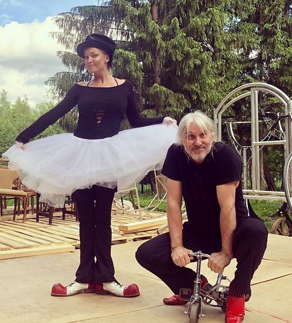 Анастасия Волочкова едва не сорвалась с высоты во время выступления в Анапе, видео