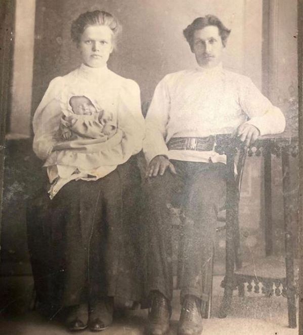 Алла Пугачёва поделилась фотографией бабушки и деда, а поклонники рассмотрели черты Лизы Галкиной и Максима