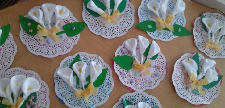 Ромашки. Цветы из бумаги и ватных дисков своими руками. Поделка на 8 марта в детский сад. — Video