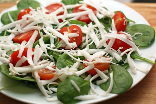 Как отпраздновать 23 февраля на работе - салат с овощами и шпинатом на скорую руку