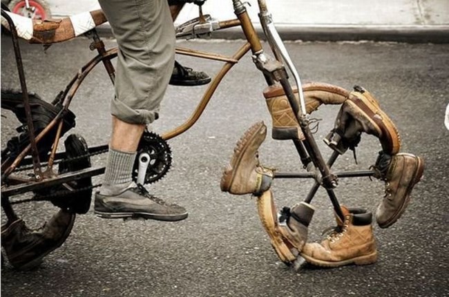 Колеса велосипеда из ботинок