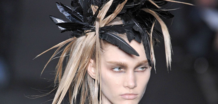 Украшения для волос с перьями: модно и стильно