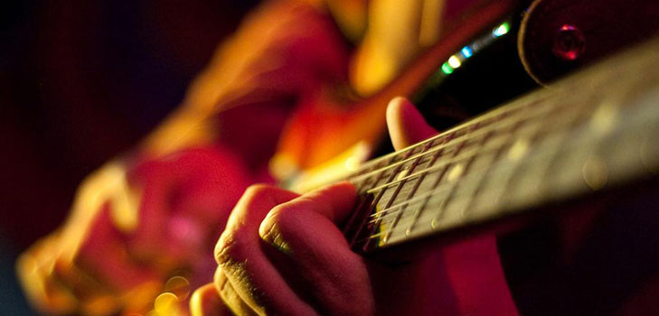 Как научиться играть песни на гитаре?