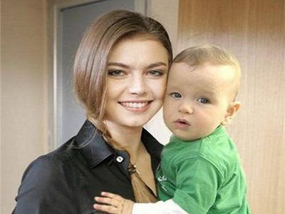 Алина Кабаева с ребенком, которого могла родить от Путина