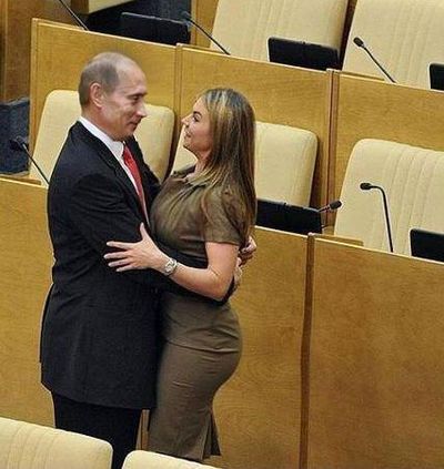 Владимир Путин и Алина Кабаева обнимаются в госдуме