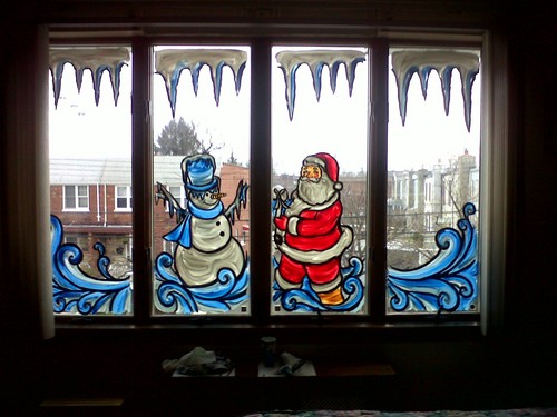 Зазываем праздник в дом: рисуем на окнах красивые новогодние рисунки