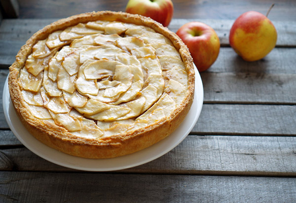 Простой рецепт яблочного тарта с корицей