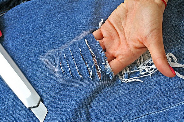 Как сделать джинсы с потертостями или рваные джинсы самостоятельно