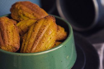Изысканный французский рецепт: мягкие ореховые печенья Мадлен