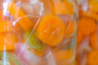 Морковь на зиму в банках — по-корейски, лечо, салат, заправка — очень вкусные рецепты с луком, свеклой, перцем. Как сохранить морковь на зиму в домашних условиях