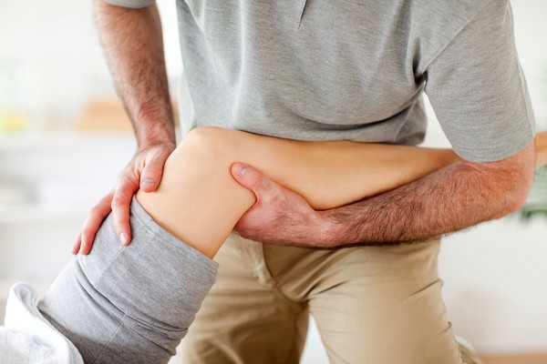 Опухла коленка: причины болей в суставе и способы снять отёк