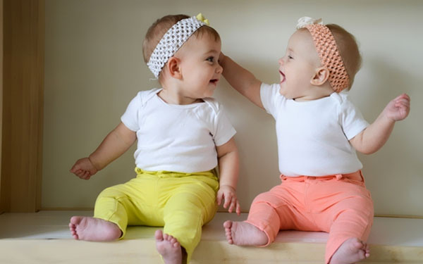 Сладкая парочка: как воспитывать близнецов