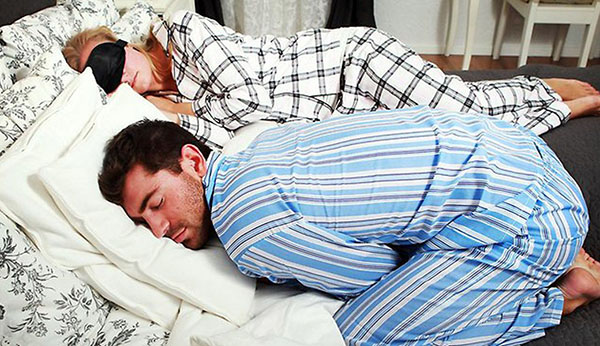 Сон в паре: Определяем по позе во сне, как мужчина к вам относится