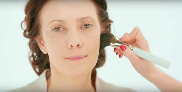 Этот дневной макияж поможет скрыть возраст: мастер-класс и рекомендации