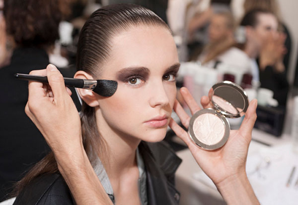 Как сделать профессиональный макияж самостоятельно: визажисты раскрыли 5 простых секретов!