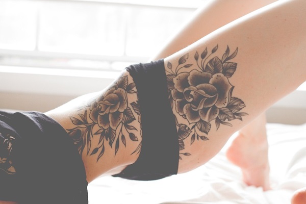 Татуировки для девушек: фото и эскизы на запястье и ключицу, ногу и бедро