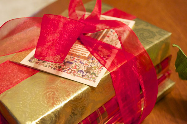 Как упаковать подарок в подарочную бумагу красиво и необычно: мастер-классы