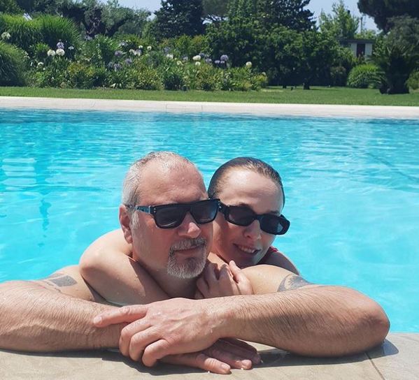 Новое фото Альбины Джанабаевой с Валерием Меладзе в бассейне спровоцировало очередную волну критики в адрес певицы-разлучницы