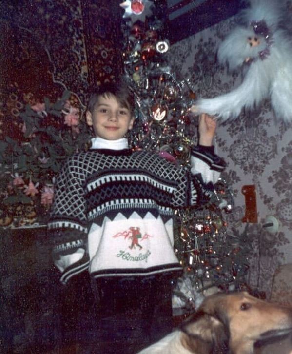 Ковёр, ёлка и свитер: Сергей Лазарев показал архивное классическое фото из детства
