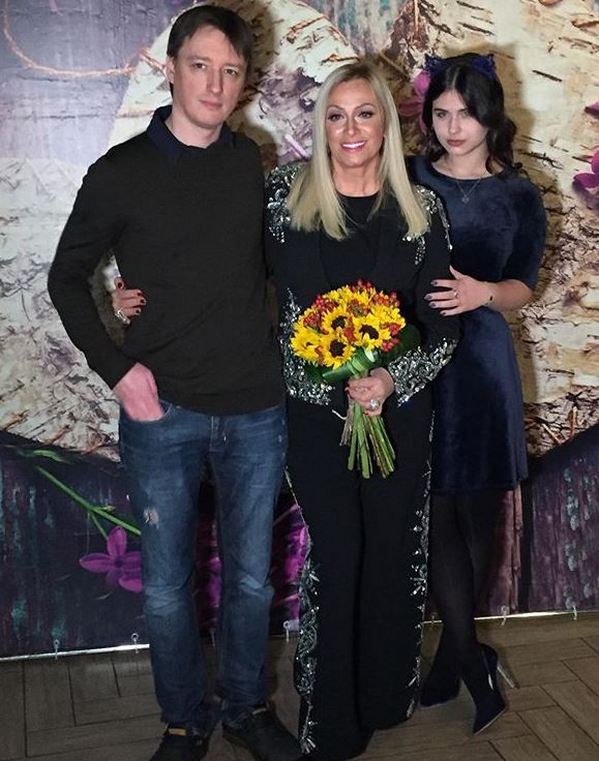 Звезда 90-х Наталья Гулькина показала взрослых детей: 55-летняя певица выглядит ровесницей сына