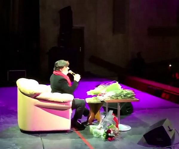 «Не долечился и бабки хапать...»: Александр Серов выступает на сцене в кресле
