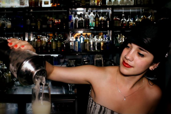 Девушка за барной стойкой: профессия бармен