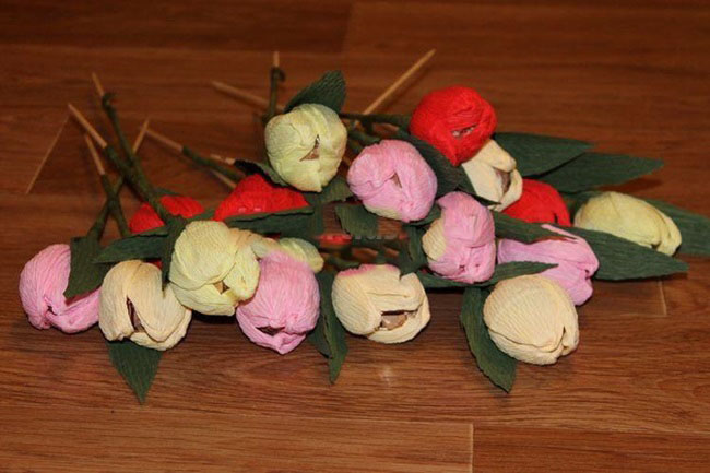 Букеты из конфет своими руками: с фруктами и цветами, пошаговые фото для начинающих