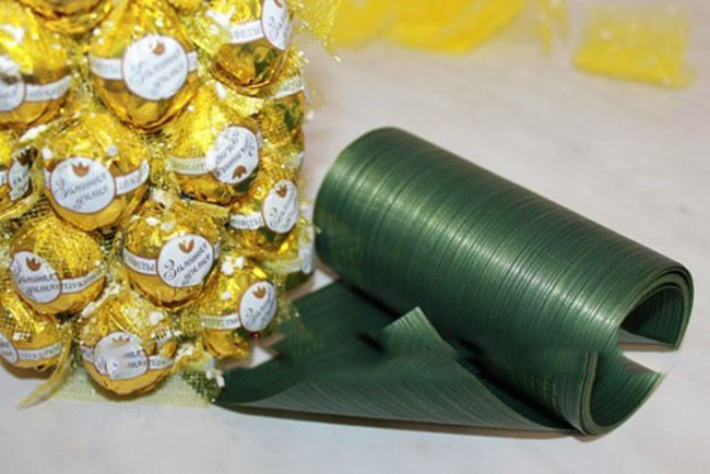 Букеты из конфет своими руками: с фруктами и цветами, пошаговые фото для начинающих