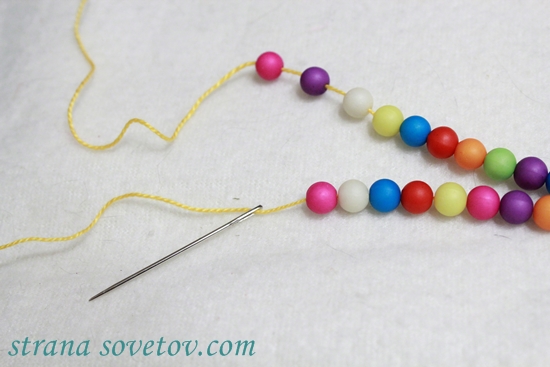 Детский комплект: браслет и ожерелье из лент и бусин
