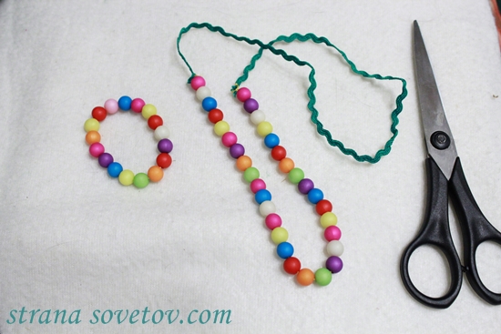 Детский комплект: браслет и ожерелье из лент и бусин