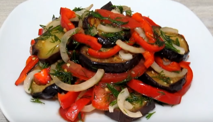 Фото рецепт салата из жареных баклажанов с помидорами