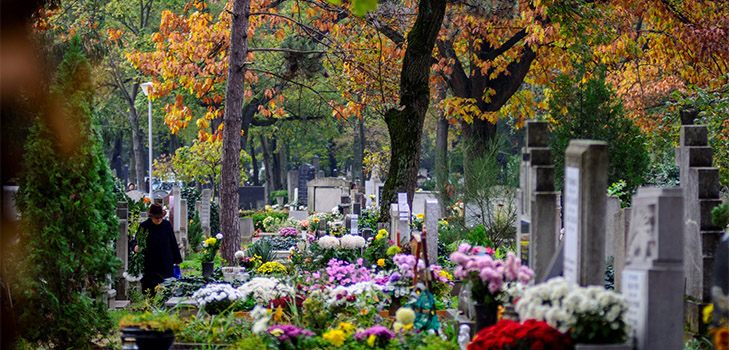 Когда идти на кладбище в 2019 году весной: на Пасху, Красную горку или Радоницу