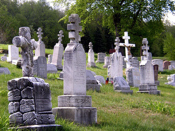 Когда идти на кладбище в 2019 году весной: на Пасху, Красную горку или Радоницу