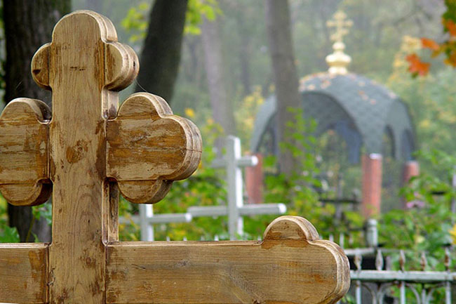 Какую молитву читать в Радоницу по усопшим родственникам при посещении могилы